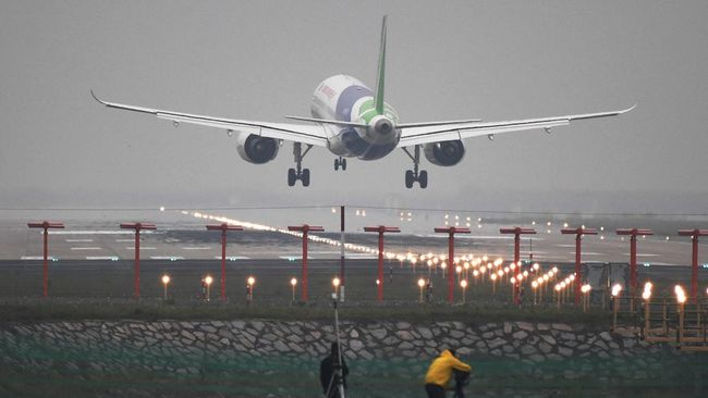 Sebanyak 387 penumpang naik dua penerbangan dari Toronto (Kanada) dan Singapura dan tiba di China saat negara itu mengakhiri pembatasan ketat COVID-19.