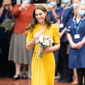 Inspirasi Tampil Ceria dan Anggun ala Kate Middleton dengan Dress Kuning