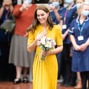 img-title Inspirasi Tampil Ceria dan Anggun ala Kate Middleton dengan Dress Kuning