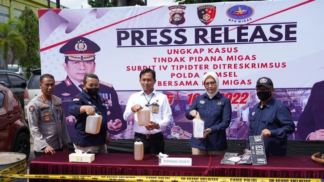 Badan Pengatur Hilir Minyak dan Gas Bumi (BPH Migas) berkerja sama dengan Kepolisian Daerah Sumatera Selatan mengungkapkan kasus penyelewengan distribusi solar