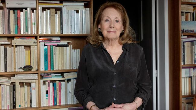 Penulis autobiografi Prancis Annie Ernaux memenangkan Nobel Sastra 2022 menyingkirkan sejumlah nama besar, termasuk Salman Rushdie.