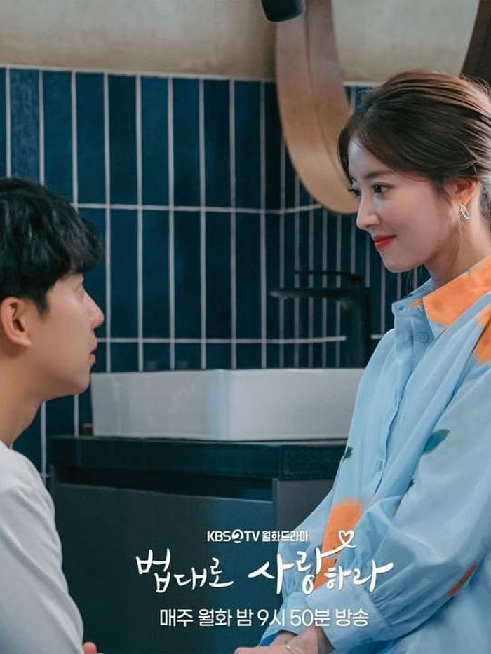 Apapun outfitnya, Lee Se Young selalu tampilkan aura ceria. Termasuk kemeja dari Essentiel Antwerp yang dibanderol Rp2,7 juta ini. Cocok banget dipakai dengan rok mini berbahan jeans./ Foto: instagram.com/kbsdra