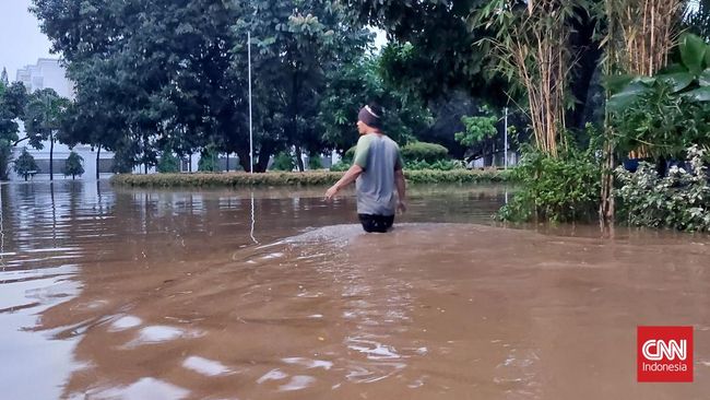 Banjir setinggi 130 sentimeter melanda Jalan Kemang Selatan 12, Cipete Selatan, Cilandak, Jakarta Selatan, Kamis (6/10) sore.