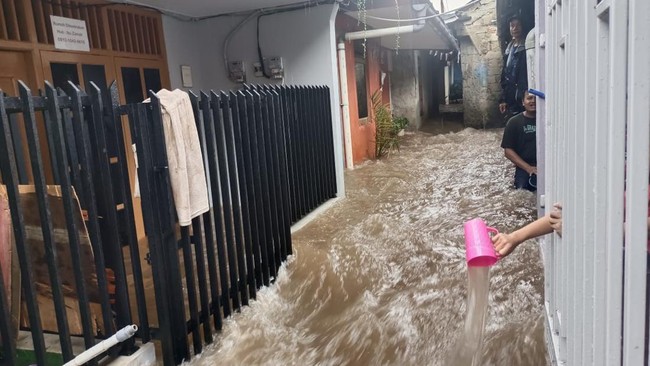 Banjir melanda sejumlah titik di Jakarta dan sekitarnya mulai dari Kemang, Cilandak, Lebak Bulus, dan Pamulang akibat hujan deras sejak siang.