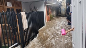 Banjir Terjang Kemang Hingga Pamulang, Tinggi Air Hingga 80 Cm