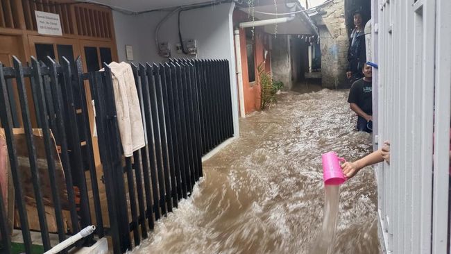 Banjir Terjang Kemang Hingga Pamulang, Tinggi Air Hingga 80 Cm Banjir melanda sejumlah titik di Jakarta dan sekitarnya mulai dari Kemang, Cilandak, Lebak Bulus, dan Pamulang akibat hujan deras sejak siang.