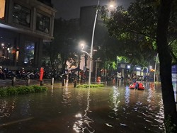 Banjir Rendam Jalan Taman Kemang Jakarta Selatan