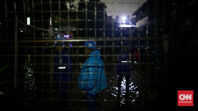 BPBD DKI Jakarta menyampaikan Pintu Air Pasar Ikan berstatus siaga. Sementara itu banjir merendam wilayah Duren Tiga, Jakarta Selatan.
