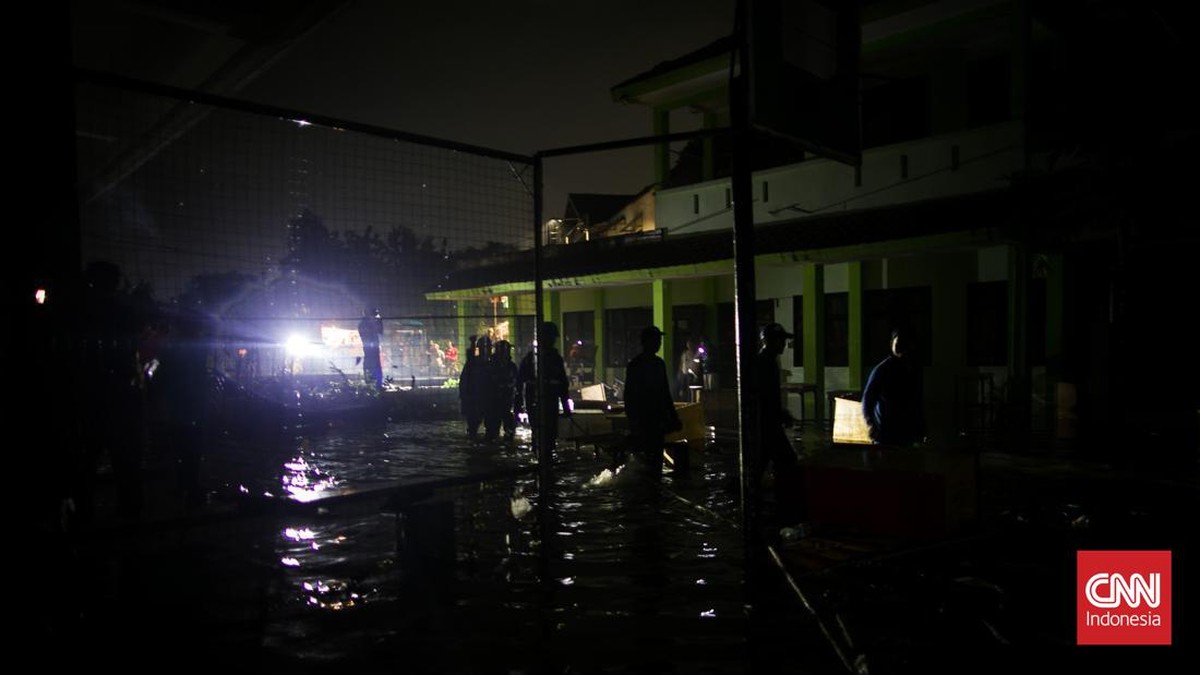 FOTO: Banjir Memakan Korban Jiwa di MTsN 19 Pondok Labu