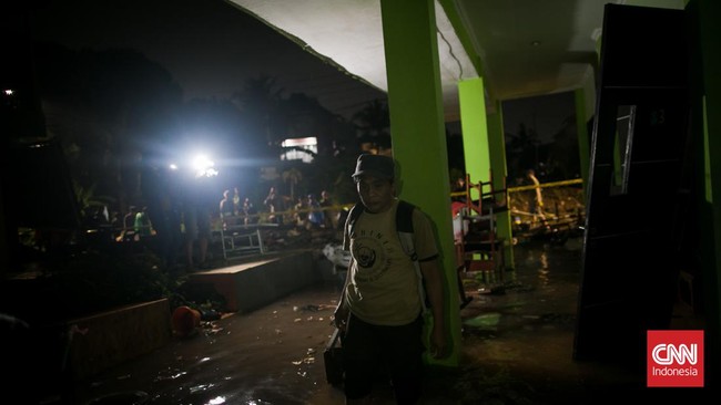 Siswi kelas 8 MTSN 19 Jakarta mengenang kisah banjir di sekolah yang merobohkan tembok dan menimpa 3 temannya hingga meninggal dunia.