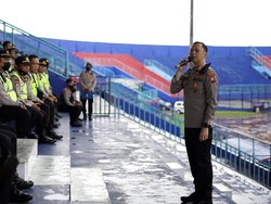 Video AKBP Ferli Minta Anak Buah Tak Bawa Senjata Amankan Arema Vs Persebaya