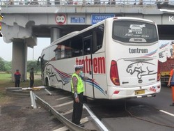 Bus Tentrem Tabrak Tiang Flyover di Tol Sidoarjo, 2 Orang Luka