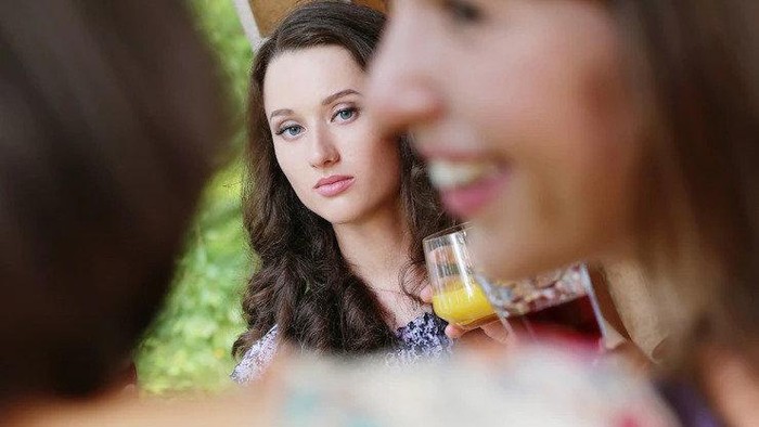 Cara mengetahui orang yang diam-diam iri padamu/Foto: Freepik/@Racool_studio