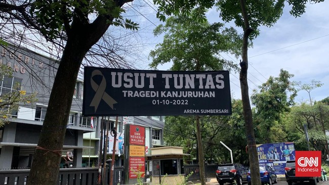 Didampingi jajarannya dari Mabes Polri, Kapolri Listyo di Malang mengumumkan penetapan enam tersangka terkait Tragedi Kanjuruhan, Kamis (6/10) malam.