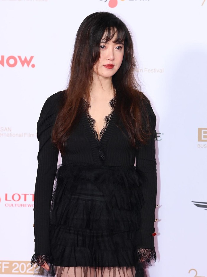 Usai mengejutkan publik dengan kenaikan berat badannya belum lama ini, Goo Hye Sun sukses bikin pangling dengan gaun hitam serta proprosi tubuhnya yang lebih langsing di red carpet BIFF 2022./ Foto: XPN/soompi.com