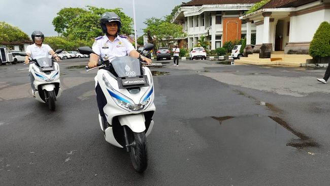 Honda menyerahkan 20 unit PCX Electric ke Dishub Bali untuk digunakan sebagai kendaraan operasional petugas selama persiapan KTT G20.