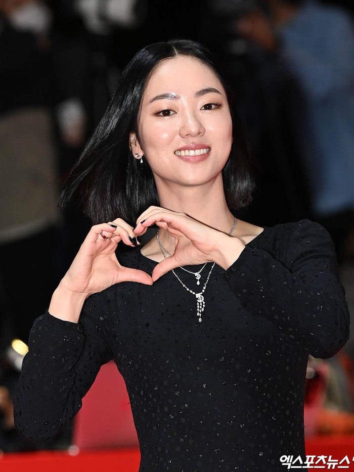 Comeback lewat serial Netflix Glitch (2022), aktris cantik Jeon Yeo Been tampil chic dan fierce di red carpet BIFF 2022 dalam balutan gaun hitam serta beberapa aksesoris./ Foto: XPN/soompi.com