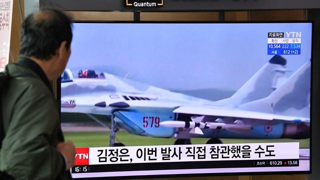 Di tengah ketegangan kawasan, sebanyak 12 jet Korea Utara terbang dalam formasi pada Kamis (6/10). Korea Selatan pun membalas dengan mengerahkan 30 jet tempur.