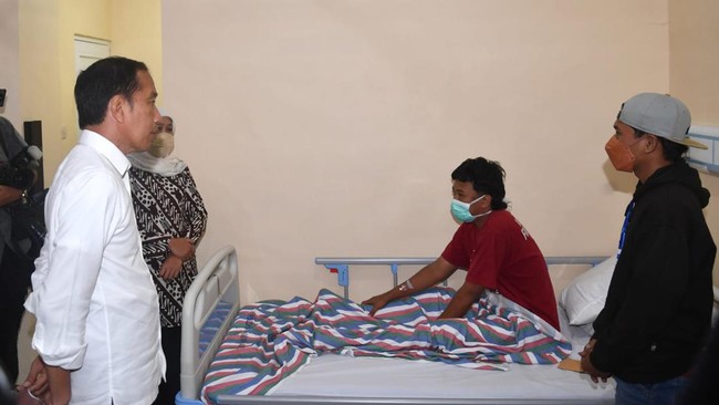 Sebanyak dua pasien korban Tragedi Kanjuruhan, masih dirawat di unit perawat intensif atau ICU RSUD Saiful Anwar (RSSA) Malang, per Jumat (21/10).