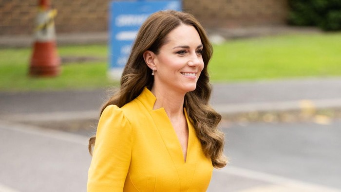 GUILDFORD, ENGLAND - OCTOBER 05: Catherine, Princess of Wales visits the Royal Surrey County Hospital's Maternity Unit at Royal Surrey County Hospital on October 05, 2022 in Guildford, England. (Photo by Samir Hussein/WireImage)