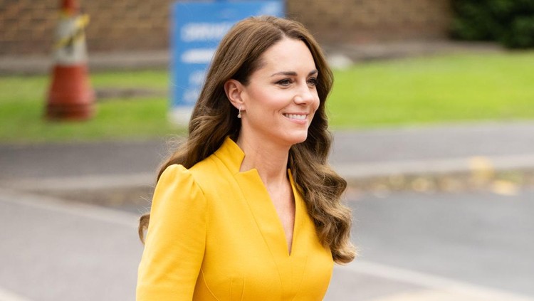 GUILDFORD, ENGLAND - OCTOBER 05: Catherine, Princess of Wales visits the Royal Surrey County Hospital's Maternity Unit at Royal Surrey County Hospital on October 05, 2022 in Guildford, England. (Photo by Samir Hussein/WireImage)