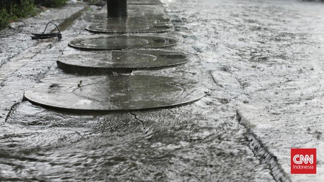 Beberapa wilayah di Jakarta diprediksi bakal dilanda hujan yang disertai kilat dan angin kencang pada sore hingga malam. Waspada potensi banjir.