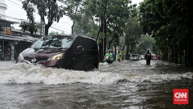 FOTO: Kendaraan Mogok Akibat Banjir di Karangtengah Lebak Bulus