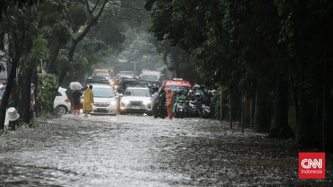 Sejumlah warganet meminta kebijakan WFH kembali diberlakukan karena curah hujan di DKI Jakarta sedang tinggi yang menyebankan banjir.