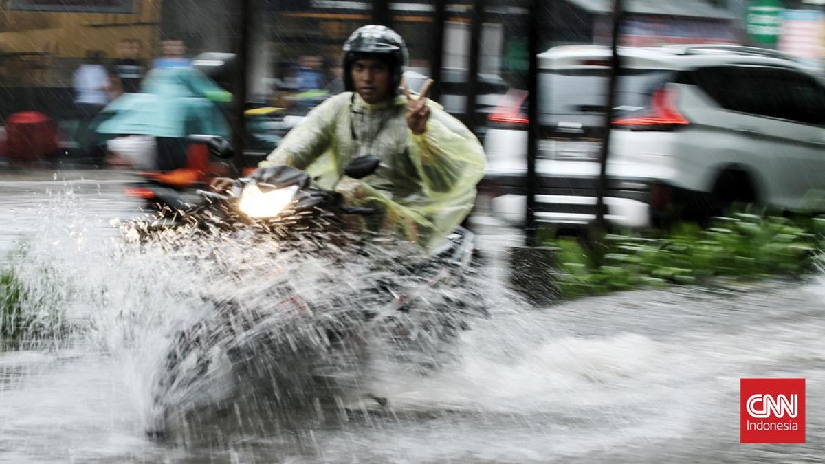 FOTO: Kendaraan Mogok Akibat Banjir di Karangtengah Lebak Bulus