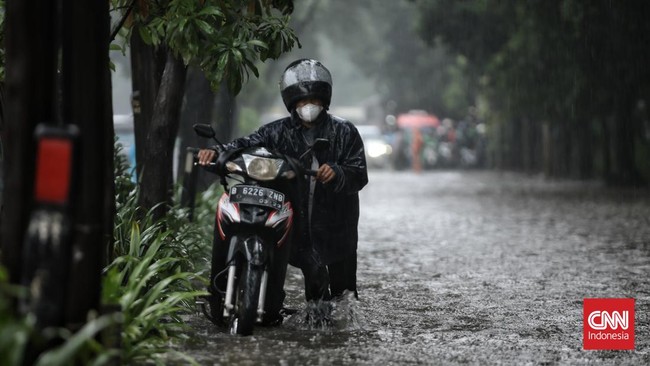 BPBD DKI Jakarta mengerahkan personel untuk memonitor kondisi genangan di setiap wilayah dan berkoordinasi bersama dinas terkait.