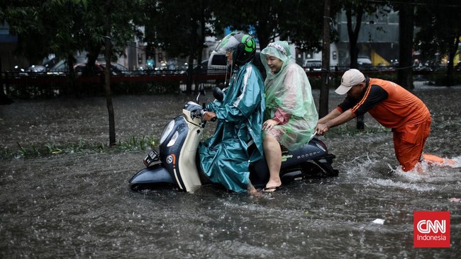 Sejumlah wilayah di Jakarta terendam banjir setelah hujan mengguyur pada Sabtu (5/11) siang. Sejumlah pohon tumbang di beberapa titik.