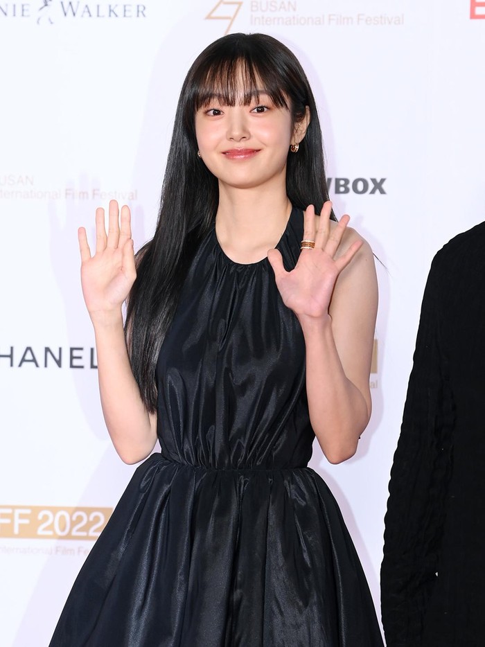 Aktris utama dari drama Connect (2022) yang akan segera tayang yaitu Kim Hye Jun, tampil memesona dengan ruffle dress berwarna hitam di red carpet BIFF 2022./ Foto: XPN/soompi.com