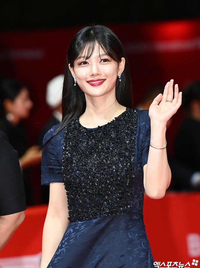 Meninggalkan image aktris cilik, Kim Yoo Jung tampil dengan makeup semi-bold di red carpet BIFF 2022. Gaun berwarna perpaduan navy dan hitam serta aksen payet pun melengkapi penampilannya./ Foto: XPN/soompi.com
