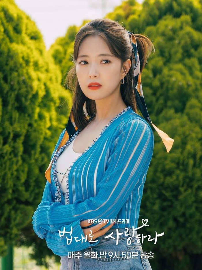 Kim Yu Ri merupakan sosok pengacara cantik dengan gaya nyentrik. Outfitnya tidak hanya bermotif, tapi juga sering berwarna cerah bak cewek kue. Seperti stripe cardigan dari Andersson Bell satu ini./ Foto: instagram.com/kbsdrama