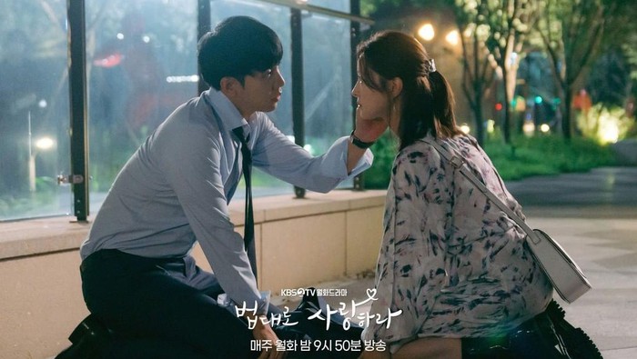 Lewat drama The Law Cafe ini, Lee Se Young beradu akting dengan Lee Seung Gi. Proyek ini menjadi ajang reuni mereka usai membintangi drama A Korean Odyssey di tahun 2017 lalu./ Foto: instagram.com/kbsdrama