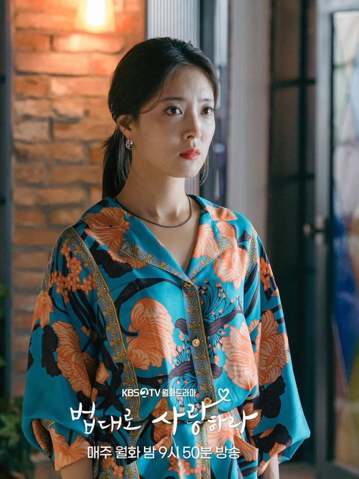 Masih dengan nuansa colorful, kembali Lee Se Young pukau penggemar dengan setelan manis dari VERSACE. Artis cantik ini memakai kemeja bermotif yang merupakan koleksi terbaru untuk musim semi 2022./ Foto: instagram.com/kbsdrama