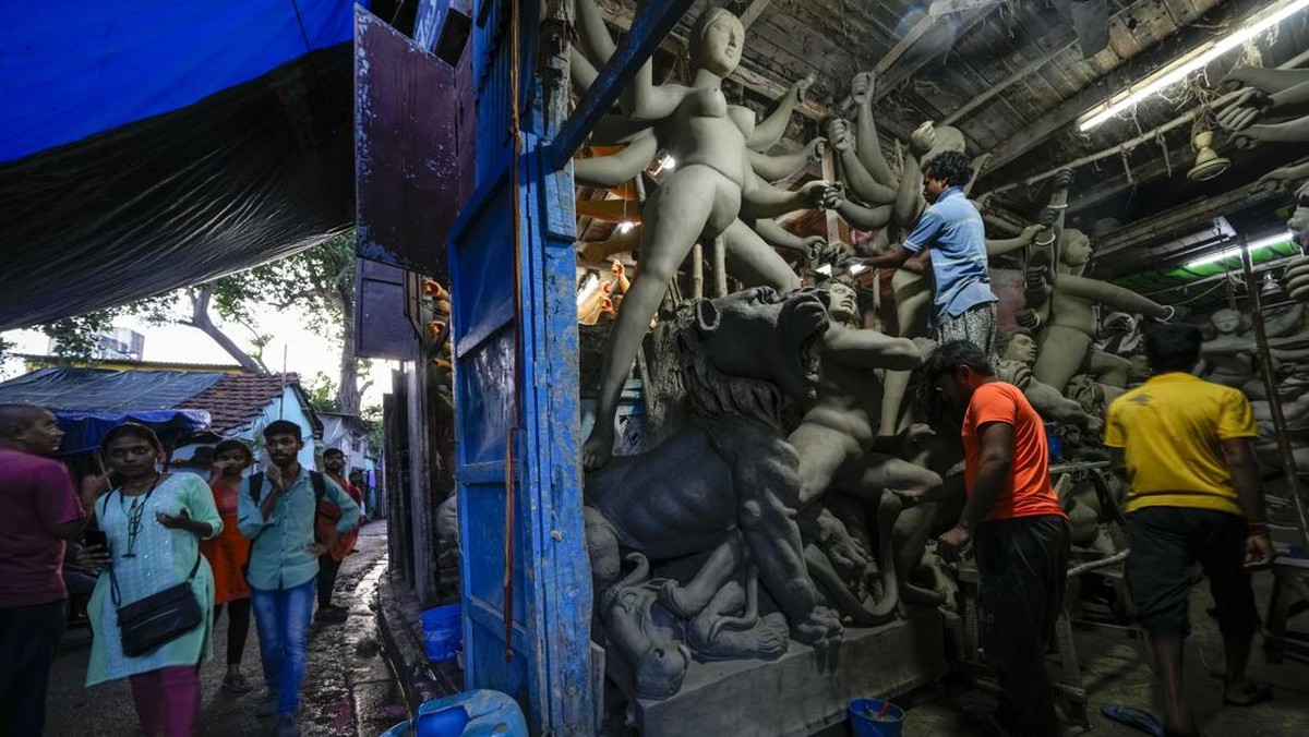FOTO: Berburu Waktu Mencipta Patung Dewi Durga