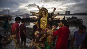 FOTO: Berburu Waktu Mencipta Patung Dewi Durga
