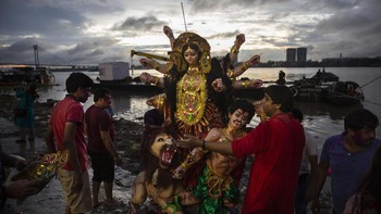 FOTO: Berburu Waktu Mencipta Patung Dewi Durga