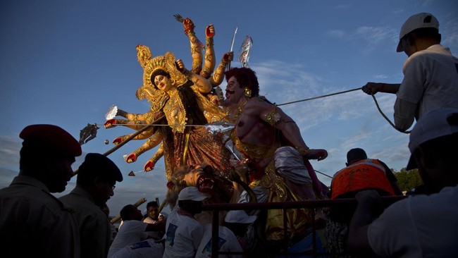 FOTO: Berburu Waktu Mencipta Patung Dewi Durga