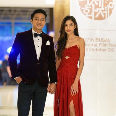 Pacaran Beda Agama, Deva Mahenra Ikut Rayakan Natal Bareng Mikha Tambayong