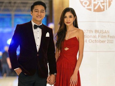 img-title Pacaran Beda Agama, Deva Mahenra Ikut Rayakan Natal Bareng Mikha Tambayong