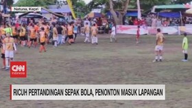 VIDEO: Ricuh Pertandingan Bola, Penonton Masuk Lapangan