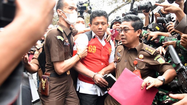 Presiden Jokowi mengungkapkan tingkat kepercayaan publik kepada Polri mengalami penurunan usai kasus Ferdy Sambo. Ia meminta Polri bangkit benahi persoalan.