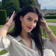 Jadi Istri Pemain Bola Sukses, Intip Gaya Glamor Supermodel Ludivine Kadri Sagna