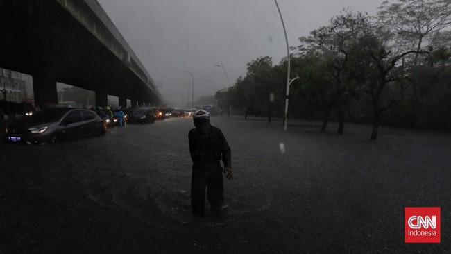 FOTO: Pohon Tumbang dan Banjir Rendam Jakarta Usai Hujan Angin