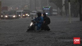 Barang-barang Wajib Dibawa Biker buat Hadapi Hujan Deras