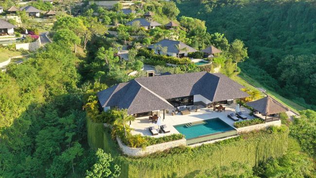 Raffles Bali dikenal sebagai resor ultra luxury dengan Presidential Villa terindah di Pulau Dewata, yang dianugerahi World Travel Awards 2022. 