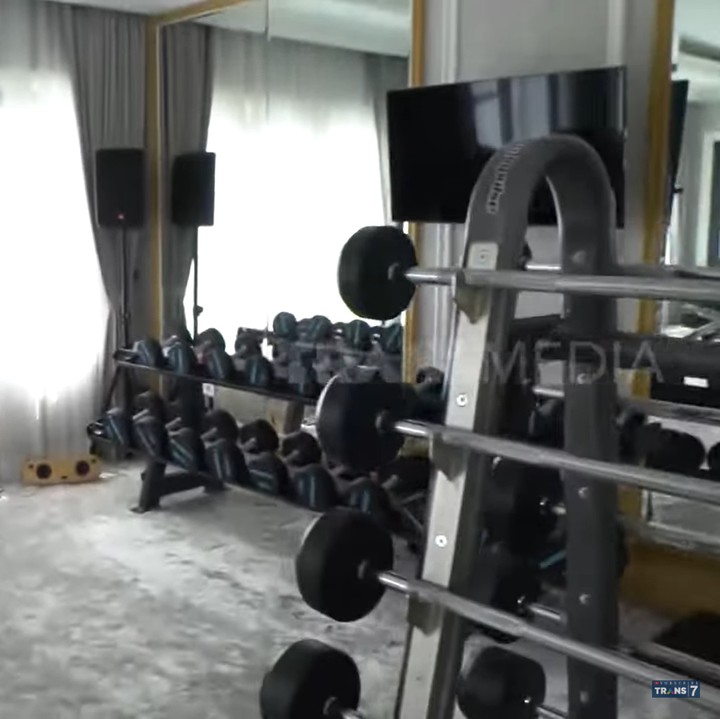 <p>Pemilik bisnis kosmetik Skin Solution Beauty Care Indonesia itu juga memiliki area gym pribadi di rumahnya. Tempat ini dilengkapi dengan berbagai peralatan berolahraga. Ia menghabiskan uang Rp1 miliar untuk membangun ruangan ini. (RFoto: YouTube TRANS7 OFFICIAL)</p>