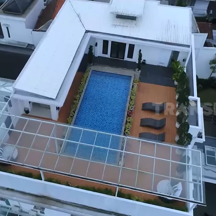 <p>Rumah mewah Rizky Ananda Musa sukses mencuri perhatian. Rumah itu terlihat menyerupai hotel bintang lima, Bunda. (Foto: YouTube TRANS7 OFFICIAL)  </p>